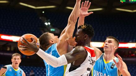 Autsch! Dennis Schröder punktete gegen die Ukraine auch trotz harter Gegenwehr.