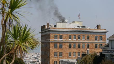 Schwarzer Rauch steigt am Freitag aus dem russischen Konsulat in San Francisco auf. 