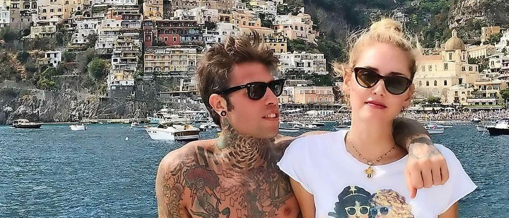 Bloggerin Chiara Ferragni mit Freund vor der Kulisse von Positano