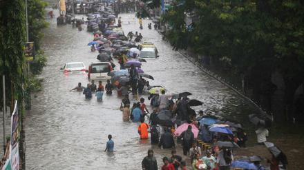 Große Teile der indischen Millionenmetropole Mumbai waren durch die Fluten lahm gelegt.
