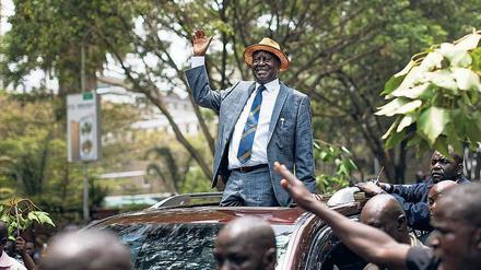Sieg der Opposition.  Der Gegenkandidat des Präsidenten, Raila Odinga, freut sich über die Entscheidung der Richter. 