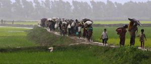 Rohingya aus der Provinz Rakhine in Myanmar auf der Flucht nach Bangladesch. 