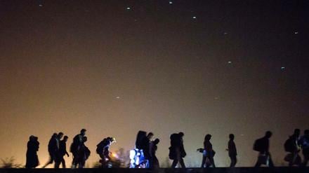 Über ihnen der Himmel - und vor ihnen? Flüchtlinge in Ungarn, September 2015.
