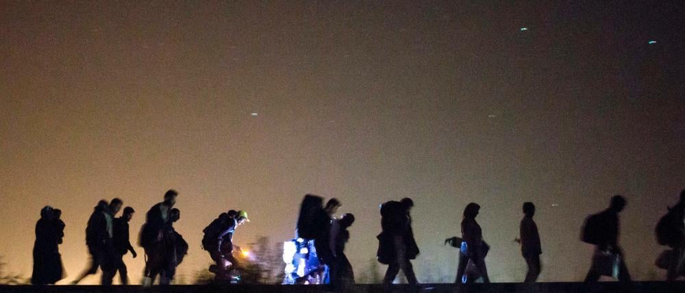 Über ihnen der Himmel - und vor ihnen? Flüchtlinge in Ungarn, September 2015.