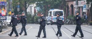Mehrere Polizisten im Sperrgebiet in Frankfurt am Main.