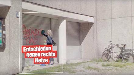 Alles muss weg. Eine Frau wischt im Wahlspot einen Spruch ab. 