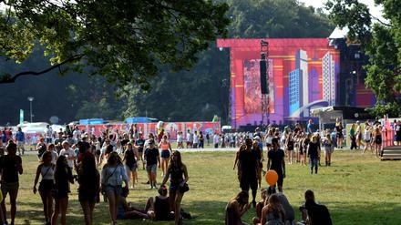 Festivalbesucher ruhen sich am 10.09.2016 auf dem Musikfestival Lollapalooza in Berlin im Schatten der Bäume aus.