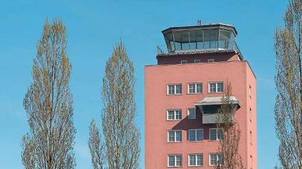 Beispiel München-Riem. Der alte Flughafen – mit nur einer Startbahn – liegt etwa zehn Kilometer vom Zentrum entfernt, aber dicht am Wohngebiet. Eröffnung war 1939. Der Flughafen hatte eine Startbahn, wurde 1992 geschlossen. Umzugsdauer: eine Nacht (wie einst auch von TXL nach BER geplant). Der Flughafen war an die Autobahn angeschlossen. Die U-Bahn fährt erst seit der Eröffnung der Messestadt dorthin. 