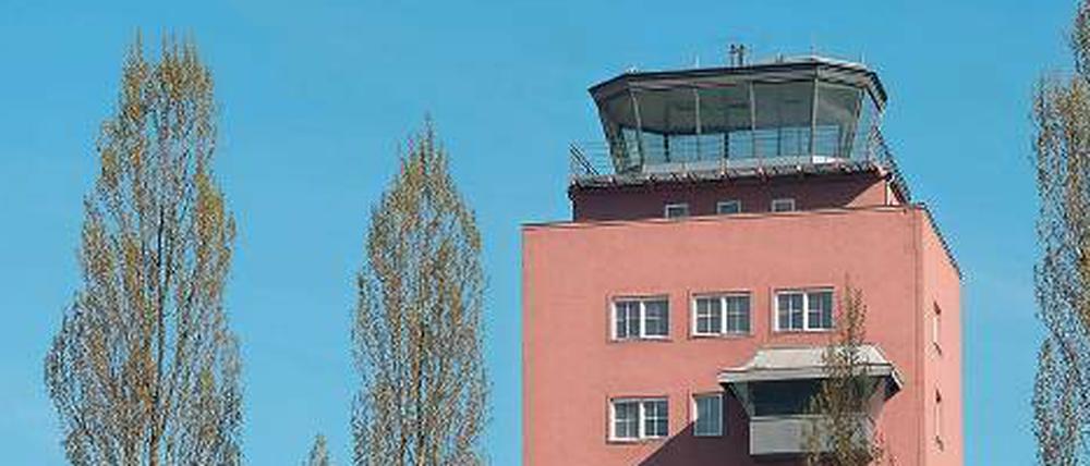 Beispiel München-Riem. Der alte Flughafen – mit nur einer Startbahn – liegt etwa zehn Kilometer vom Zentrum entfernt, aber dicht am Wohngebiet. Eröffnung war 1939. Der Flughafen hatte eine Startbahn, wurde 1992 geschlossen. Umzugsdauer: eine Nacht (wie einst auch von TXL nach BER geplant). Der Flughafen war an die Autobahn angeschlossen. Die U-Bahn fährt erst seit der Eröffnung der Messestadt dorthin. 