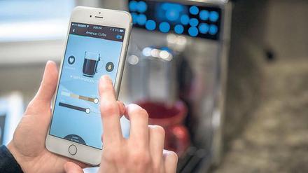 Kaffee per Smartphone: Fast alle Geräte im Haus lassen sich inzwischen mit dem Handy steuern.