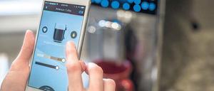Kaffee per Smartphone: Fast alle Geräte im Haus lassen sich inzwischen mit dem Handy steuern.