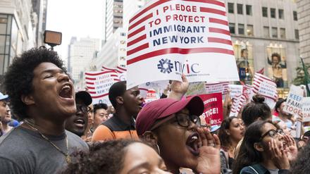 Demonstranten fordern vor dem Trump Tower in New York (USA) Schutz für Einwanderer.