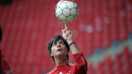 Sein Freund, der Ball. Joachim Löw hat sich als Bundestrainer um die Schönheit des deutschen Spiels verdient gemacht. 