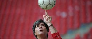 Sein Freund, der Ball. Joachim Löw hat sich als Bundestrainer um die Schönheit des deutschen Spiels verdient gemacht. 