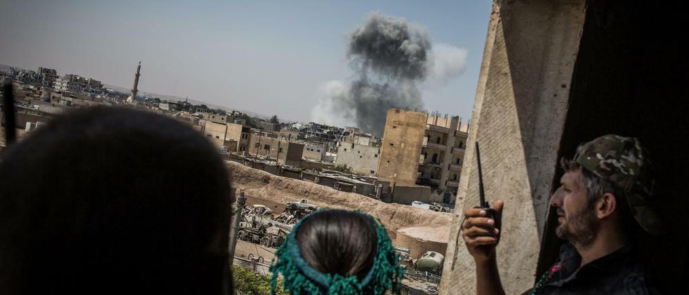 Soldaten der Demokratischen Kräfte Syriens in der Altstadt von Rakka. 