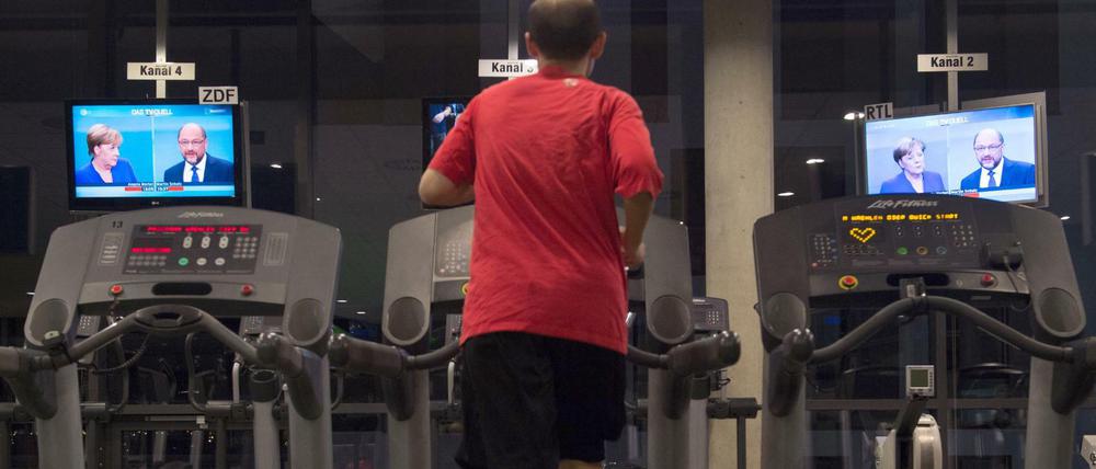 Duell auch im Fitness-Studio. Auch für Sportler auf dem Laufband gab es nur ein Fernsehprogramm.