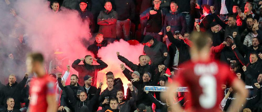 Deutsche Fans in Prag. Nicht nur für Joachim Löw "oberpeinlich".