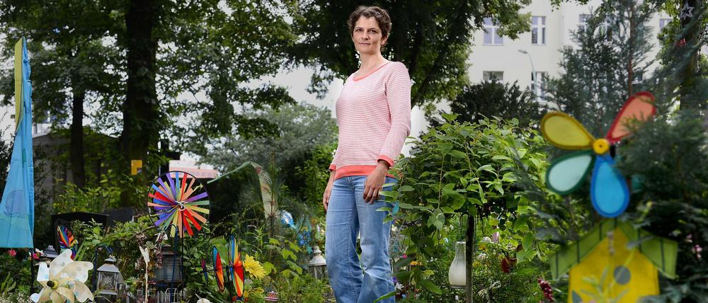 Sie zupft das Grün vom Grab. Über die Tragödie soll kein Gras wachsen.