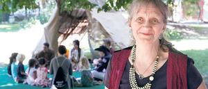 Angela Gärtner, die Leiterin des Kreativhauses; im Hintergrund ein Kinder-Trommel-Ferienkurs im Indianerzelt.