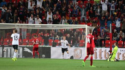 Timo Werner (Mitte) jubelt über das 1:0.