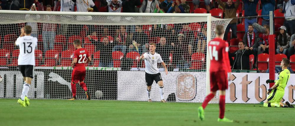 Timo Werner (Mitte) jubelt über das 1:0.
