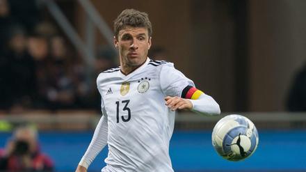 Seine Wege sind unergründlich. Thomas Müller wird heute in Prag von Beginn an spielen – und die Nationalmannschaft wohl auch als Kapitän anführen. Foto: Guido Kirchner/dpa