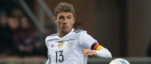 Seine Wege sind unergründlich. Thomas Müller wird heute in Prag von Beginn an spielen – und die Nationalmannschaft wohl auch als Kapitän anführen. Foto: Guido Kirchner/dpa