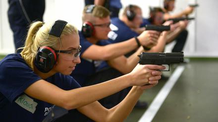 Polizeischüler beim Schießtraining