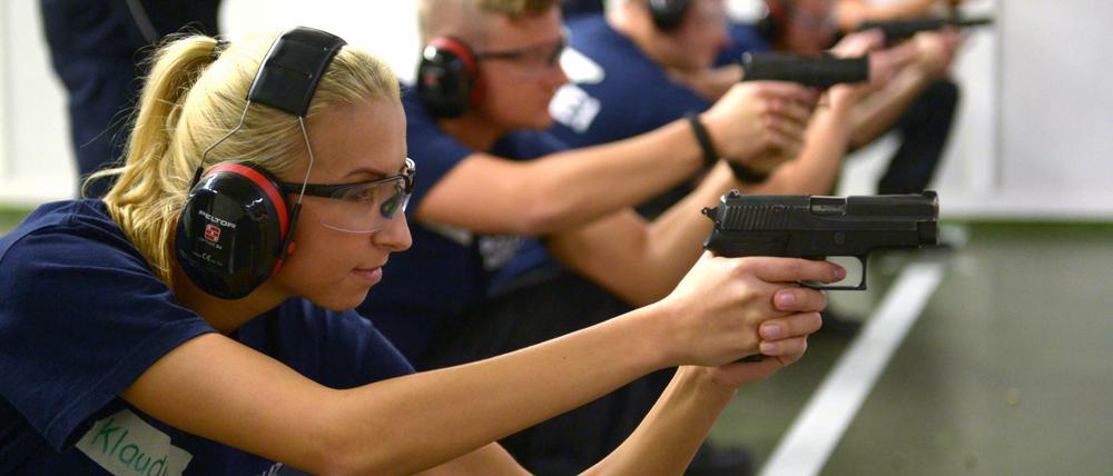 Polizeischüler beim Schießtraining