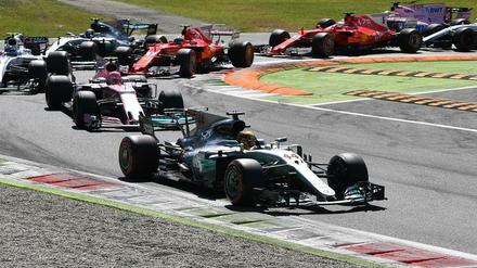 Lewis Hamilton vor vom Start weg an der Spitze. Sebastian Vettel (2. v. r.) steckte hingegen im Feld fest.