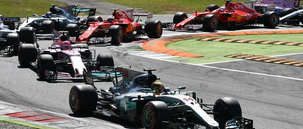 Lewis Hamilton vor vom Start weg an der Spitze. Sebastian Vettel (2. v. r.) steckte hingegen im Feld fest.
