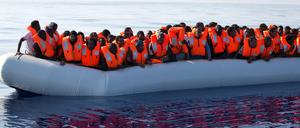 Flüchtlinge vor der libyschen Küste hoffen auf Rettung.