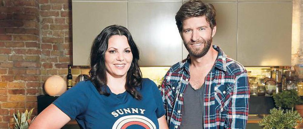 Auch Händchenhalten will gelernt sein. Paula Lambert und ihr Mann Matthias leisten in der Sendung „Mein erstes Mal – Love, Sex & other stories“ Lebenshilfe.