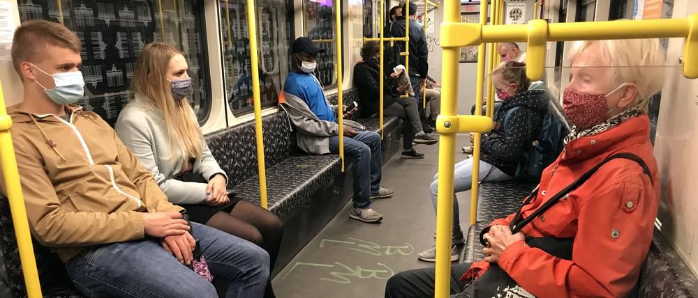 Seltenes Bild: Alle U-Bahn-Fahrgäste tragen ihre Masken korrekt.