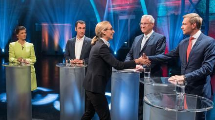 AfD-Spitzenkandidatin Alice Weidel begrüßt ihre Kontrahenten Sahra Wagenknecht, Cem Özdemir, Joachim Herrmann und Christian Lindner.