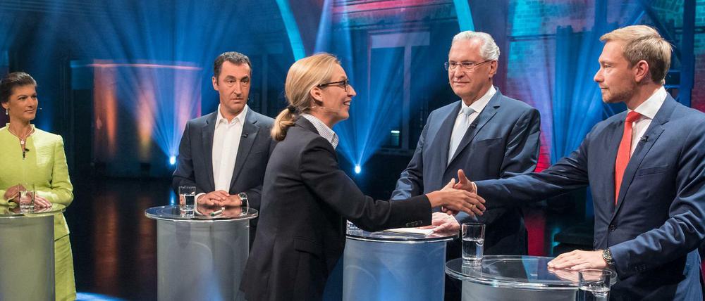 AfD-Spitzenkandidatin Alice Weidel begrüßt ihre Kontrahenten Sahra Wagenknecht, Cem Özdemir, Joachim Herrmann und Christian Lindner.