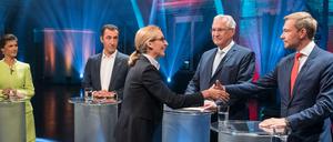 AfD-Spitzenkandidatin Alice Weidel begrüßt ihre Kontrahenten Sahra Wagenknecht, Cem Özdemir, Joachim Herrmann und Christian Lindner.