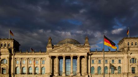 Wenn die Parteien immer weniger im Volk verankert sind, ist es dann richtig, dass ihre Vertreter die Türwächter der Politik- und Entscheidungsproduktion sind?
