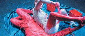 Actionpainting. La Ribot gestaltet in „Another Distinguée“ die Orgie farbig.