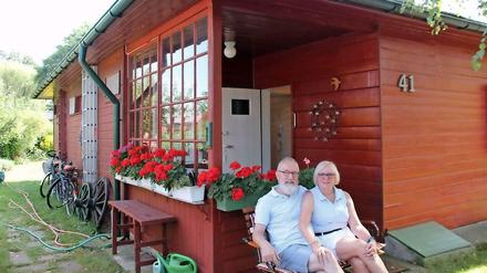 Erich und Ulrike Wettwer vor ihrem Häuschen in Hakenfelde.