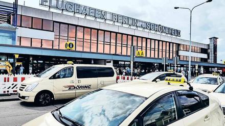 Dauerstreit. Seit 2013 dürfen Berliner Taxifahrer nur Fahrgäste zum Flughafen Schönefeld bringen, dort aber keine neuen aufnehmen. 
