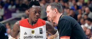Hatten viel zu besprechen. Deutschlands Spielmacher Dennis Schröder (l.) und Bundestrainer Chris Fleming während der Niederlage gegen Israel. Foto: Jack Guez/AFP