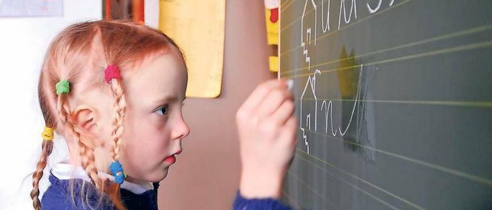 Tafelbild. Damit die Basis stimmt, brauchen auch Grundschulkinder professionellen Unterricht. 