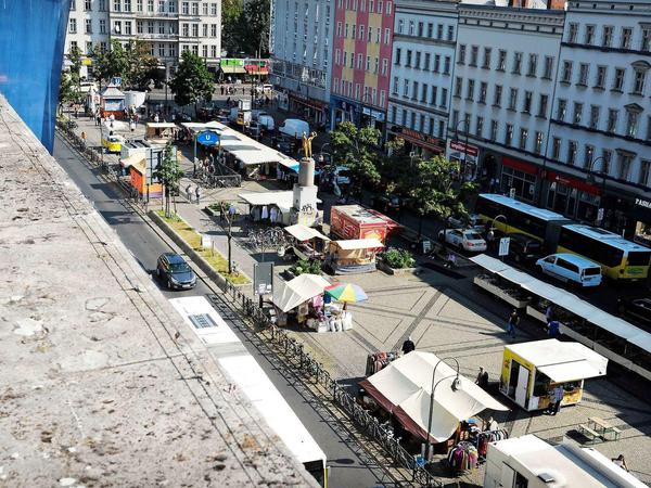 Blick auf die Marktstände am Hermannplatz.