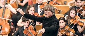 Ingo Metzmacher dirigiert das Gustav Mahler Jugendorchester mit großer Verve.