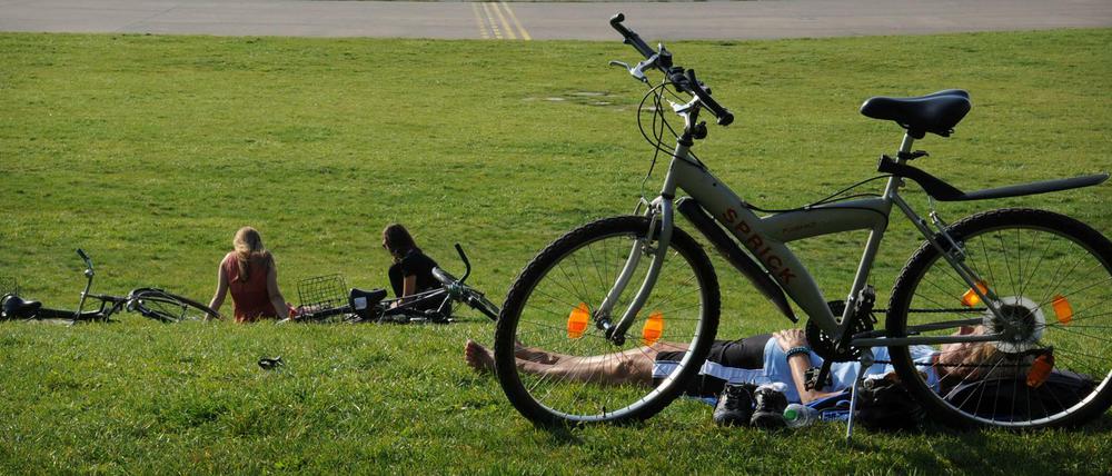 Das Tempelhofer Feld ist einer der wenigen Grünanlagen, wo Fahrradfahren erlaubt ist.