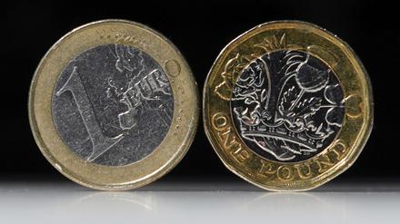 Das Pfund verliert, der Euro gewinnt derzeit. Die Brexit-Verhandlungen schleppen sich dahin.