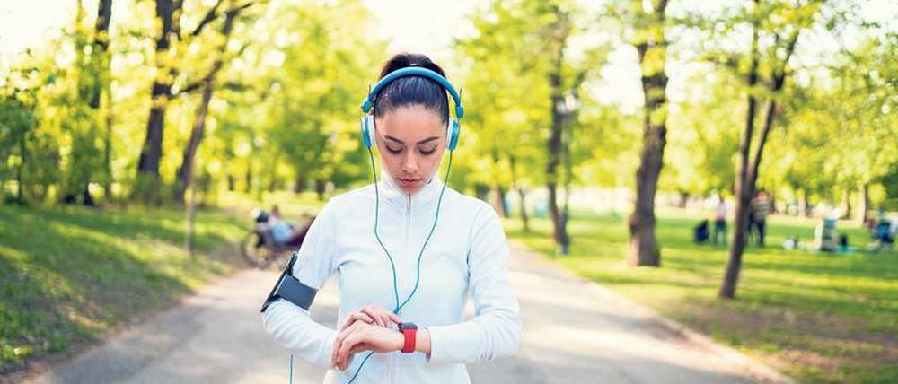 Die Daten immer im Blick: Viele Menschen wollen wissen, wie viel sie trainiert haben und wie fit sie sind. Das Angebot an passenden Geräten ist groß. Sie messen, wie lange man gelaufen ist, wie viele Kalorien man verbraucht, aber auch wie schnell das Herz schlägt oder wie lange man geschlafen hat. Das Problem: Wie sicher sind die Daten?