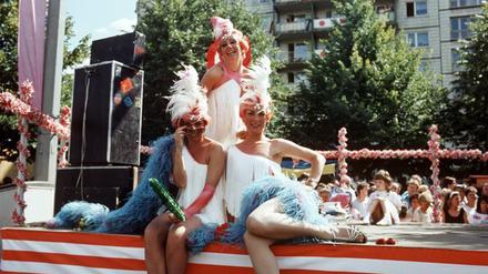 Kostümierte Frauen auf einem Wagen beim Festumzug zur 750-Jahr-Feier in Ost-Berlin.