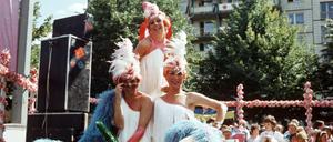 Kostümierte Frauen auf einem Wagen beim Festumzug zur 750-Jahr-Feier in Ost-Berlin.